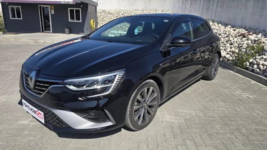 Renault Mégane 2021 - 18450 EUR, 67800 km - AUTO.MOTO.pt - 67800km - foto 4 de 19