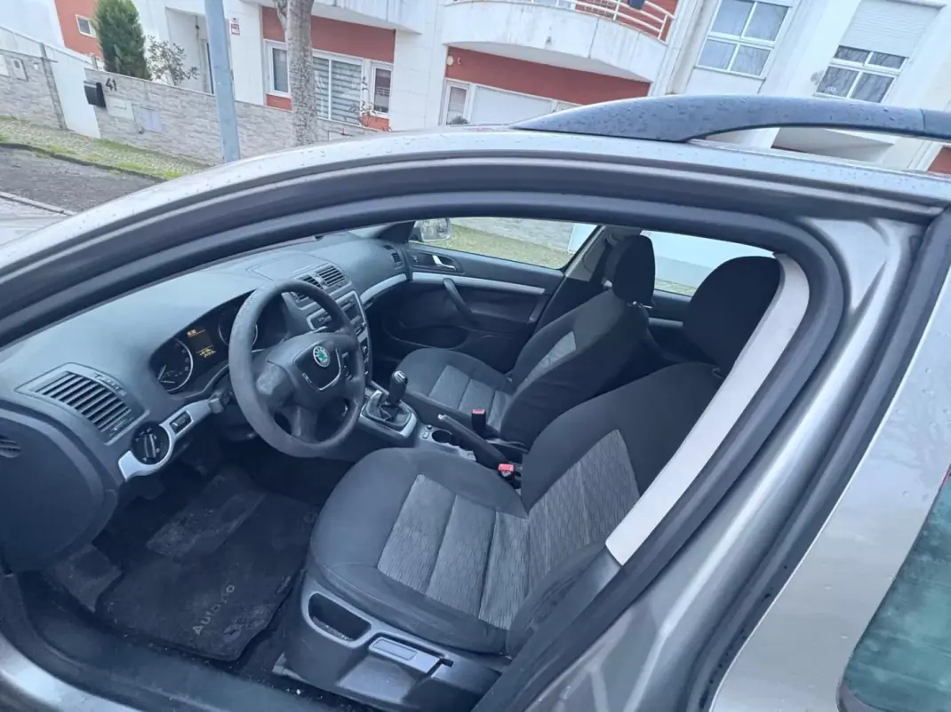 Skoda Octavia Break 2011 - 4750 EUR, 200000 km - AUTO.MOTO.pt - 200000km - foto 5 de 7