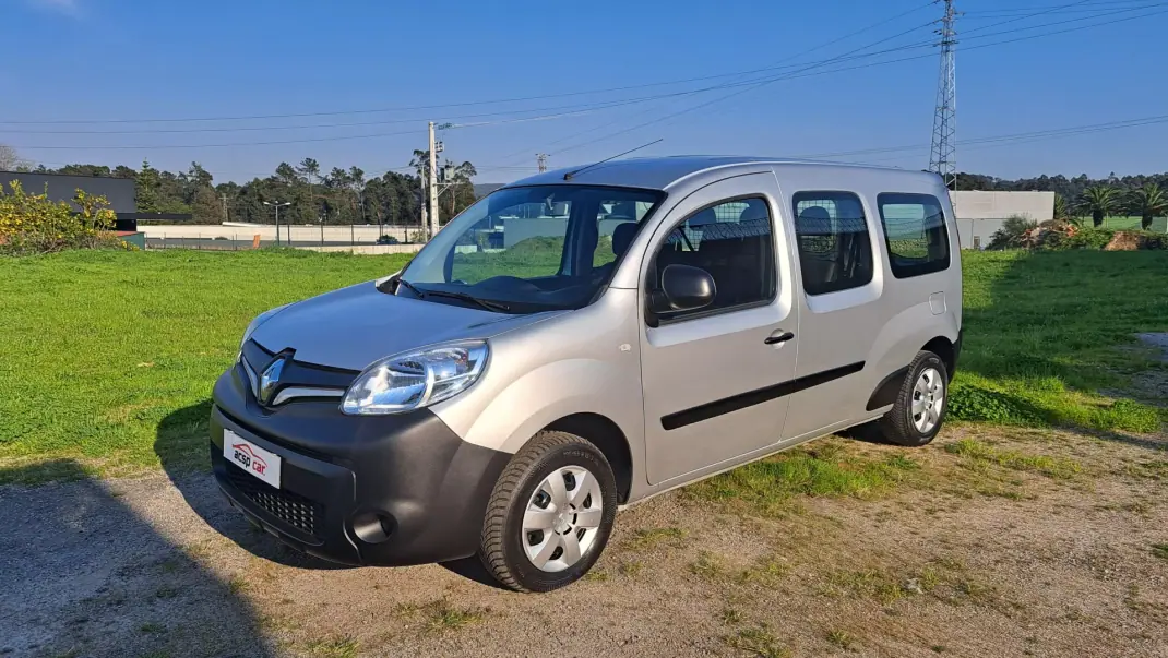 Renault 2019 - 19900 EUR, 100835 km - AUTO.MOTO.pt - 100835km - foto 1 de 28