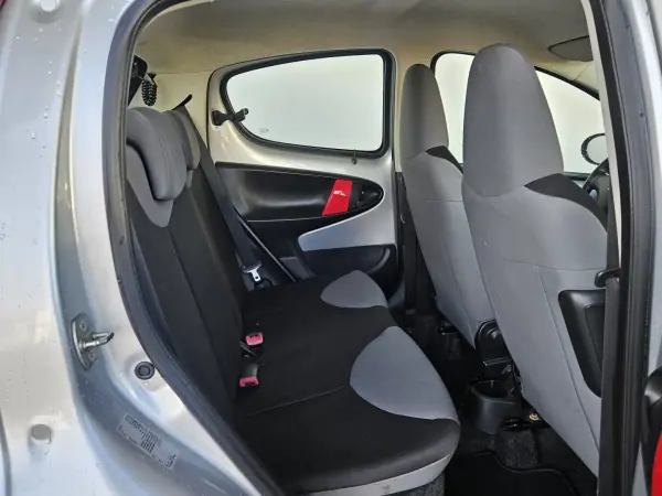 Peugeot 107 2012 - 4250 EUR, 163000 km - AUTO.MOTO.pt - 163000km - foto 8 de 9