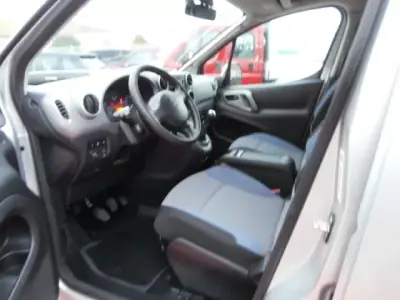Peugeot Partner 2016 - 12900 EUR, 211456 km - AUTO.MOTO.pt - 211456km - foto 10 de 31