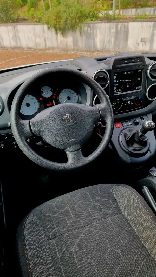 Peugeot Partner 2018 - 14900 EUR, 160000 km - AUTO.MOTO.pt - 160000km - foto 7 de 23
