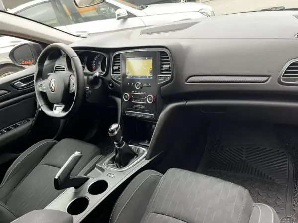 Renault Mégane Sport Tourer 2020 - 16900 EUR, 152047 km - AUTO.MOTO.pt - 152047km - foto 15 de 19