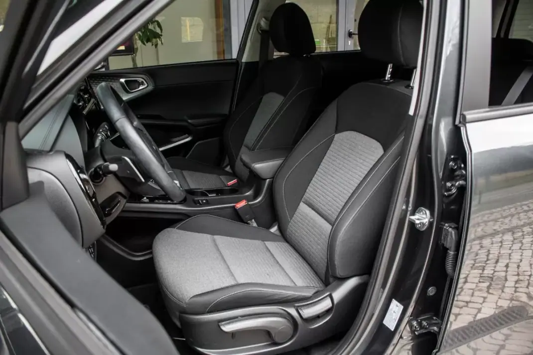Kia e-Soul 2022 - 18900 EUR, 38143 km - AUTO.MOTO.pt - 38143km - foto 33 de 46