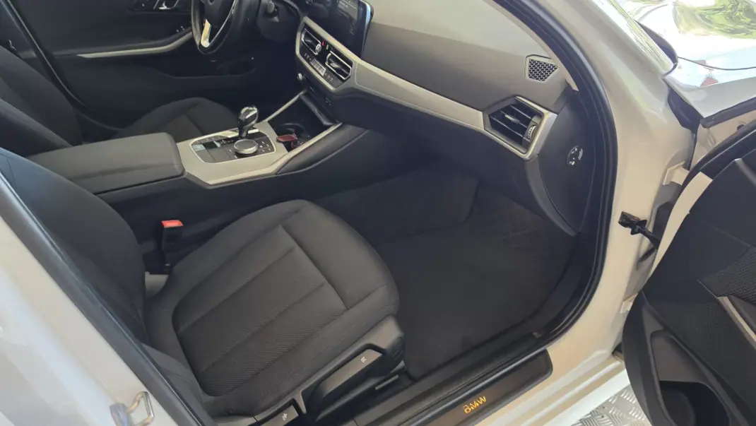 BMW 330 2019 - 22900 EUR, 111028 km - AUTO.MOTO.pt - 111028km - foto 49 de 54