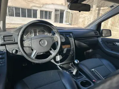 Mercedes-Benz B 200 2009 - 7500 EUR, 281813 km - AUTO.MOTO.pt - 281813km - foto 9 de 19