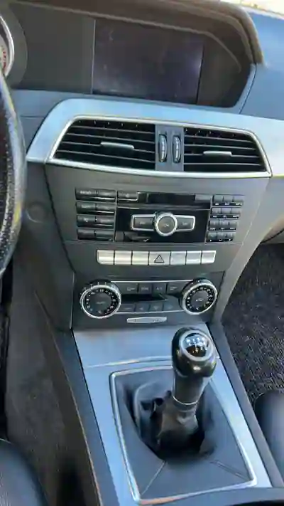 Mercedes-Benz C 220 2011 - 11000 EUR, 290000 km - AUTO.MOTO.pt - 290000km - foto 10 de 11