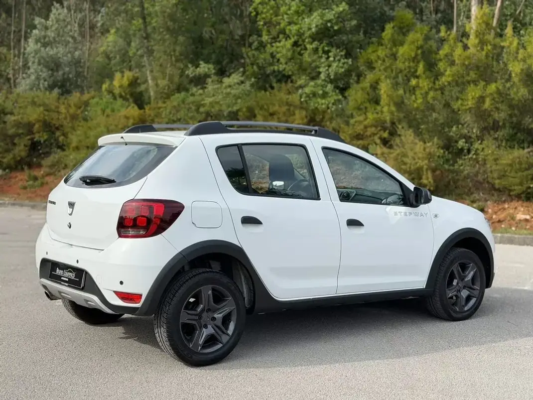Dacia Sandero 2017 - 9900 EUR, 103200 km - AUTO.MOTO.pt - 103200km - foto 20 de 24
