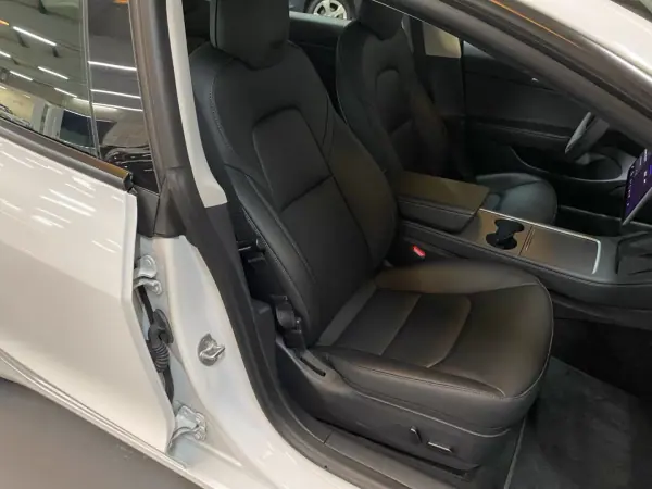 Tesla Model 3 2023 - 30950 EUR, 79791 km - AUTO.MOTO.pt - 79791km - foto 17 de 20