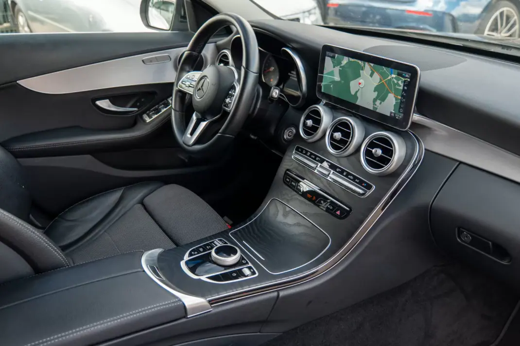 Mercedes-Benz C 300e 2020 - 26900 EUR, 109000 km - AUTO.MOTO.pt - 109000km - foto 25 de 36