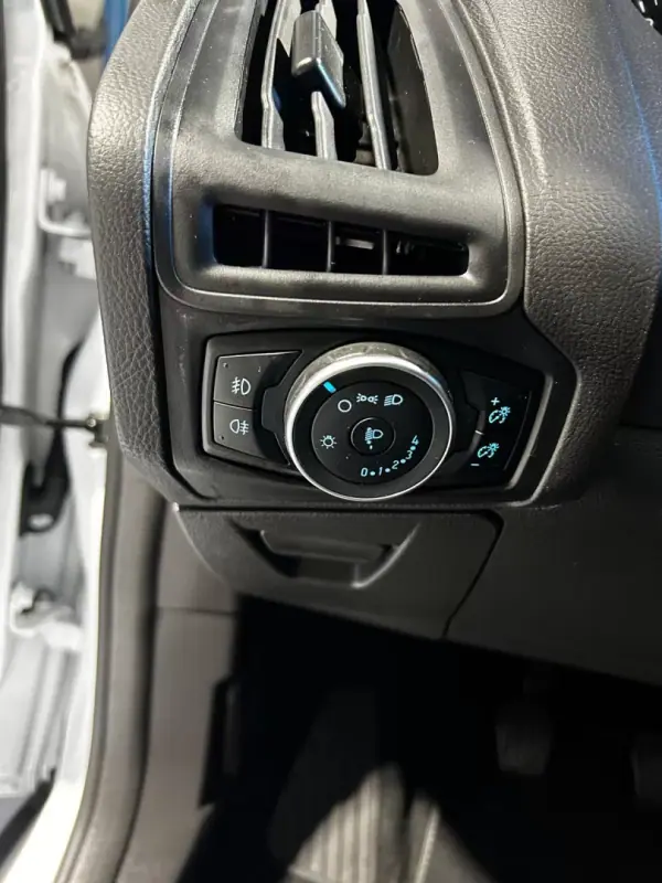 Ford Focus 2018 - 9900 EUR, 71250 km - AUTO.MOTO.pt - 71250km - foto 11 de 27