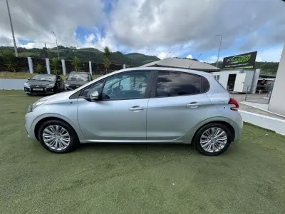 Peugeot 208 2017 - 11490 EUR, 95200 km - AUTO.MOTO.pt - 95200km - foto 5 de 12