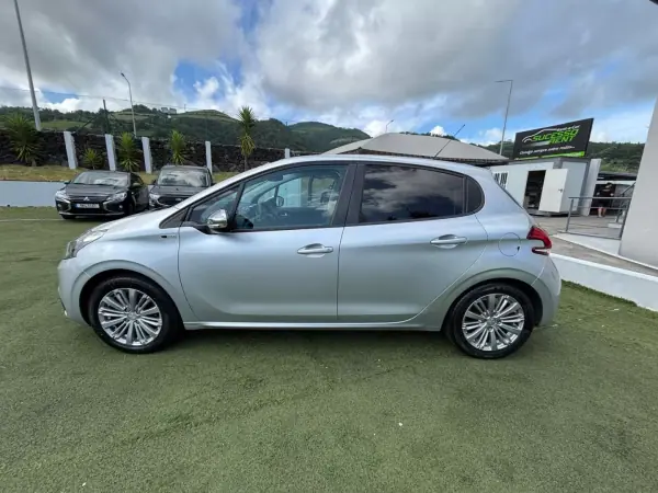 Peugeot 208 2017 - 11990 EUR, 95200 km - AUTO.MOTO.pt - 95200km - foto 5 de 12
