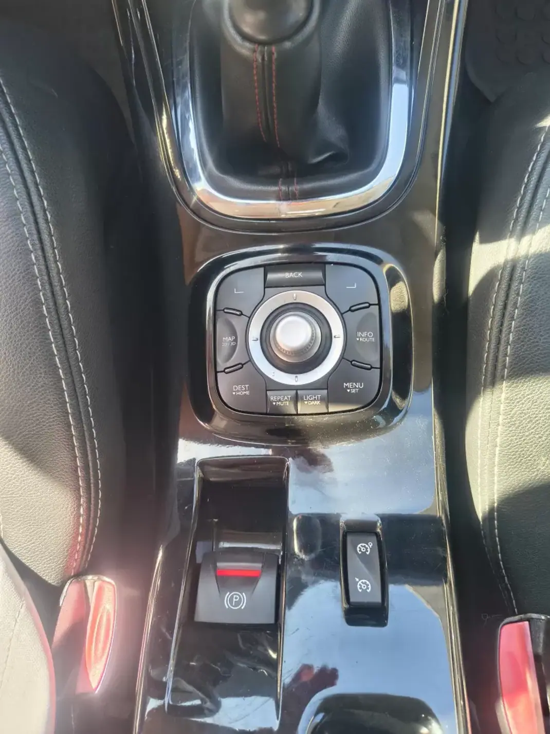 Renault Mégane 2012 - 8500 EUR, 240000 km - AUTO.MOTO.pt - 240000km - foto 16 de 26