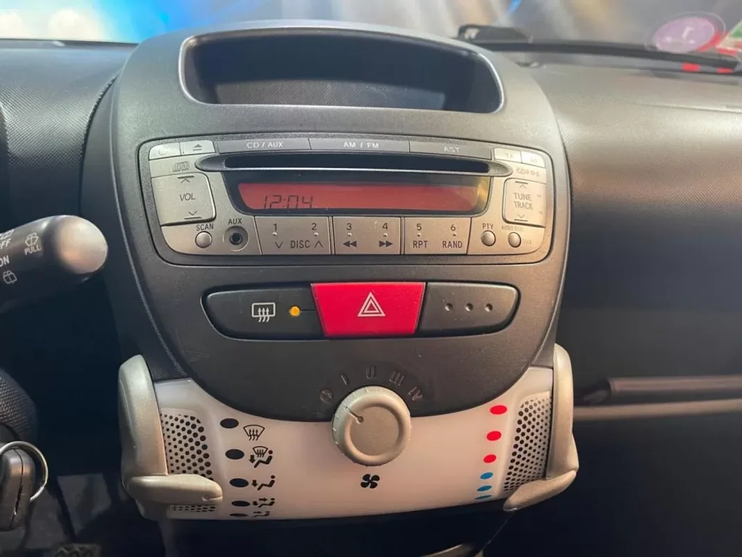 Citroën C1 2014 - 6750 EUR, 105000 km - AUTO.MOTO.pt - 105000km - foto 30 de 32