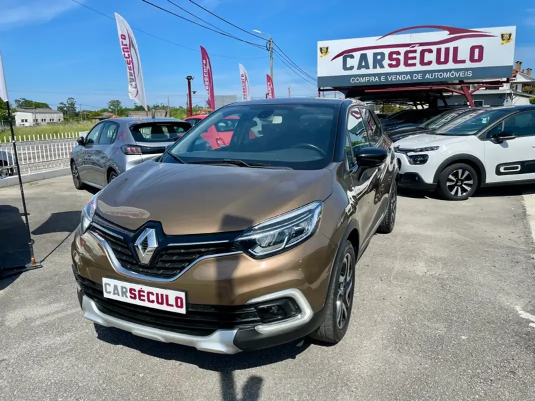 Renault Captur 2017 - 13750 EUR, 85620 km - AUTO.MOTO.pt - 85620km - foto 1 de 27