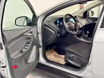 Ford Focus 2018 - 9950 EUR, 76000 km - AUTO.MOTO.pt - 76000km - foto 19 de 50