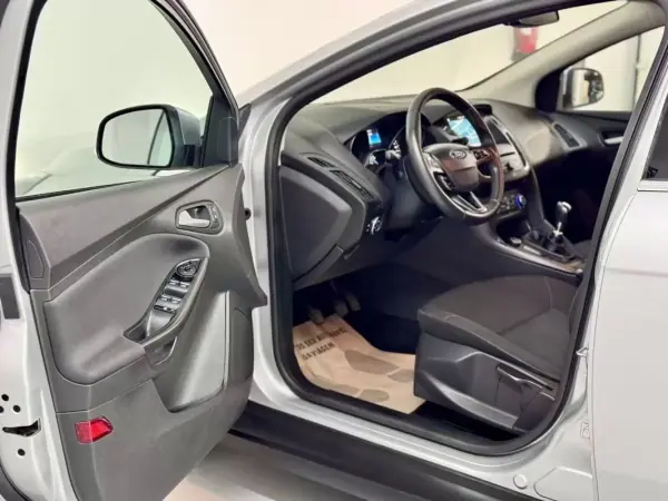 Ford Focus 2018 - 9950 EUR, 76000 km - AUTO.MOTO.pt - 76000km - foto 19 de 50