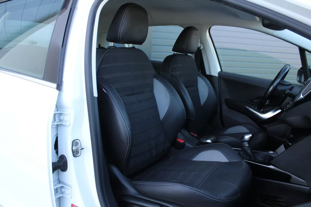 Peugeot 2008 2015 - 10500 EUR, 148600 km - AUTO.MOTO.pt - 148600km - foto 10 de 19