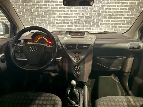 Toyota iQ 2010 - 7990 EUR, 180000 km - AUTO.MOTO.pt - 180000km - foto 12 de 13