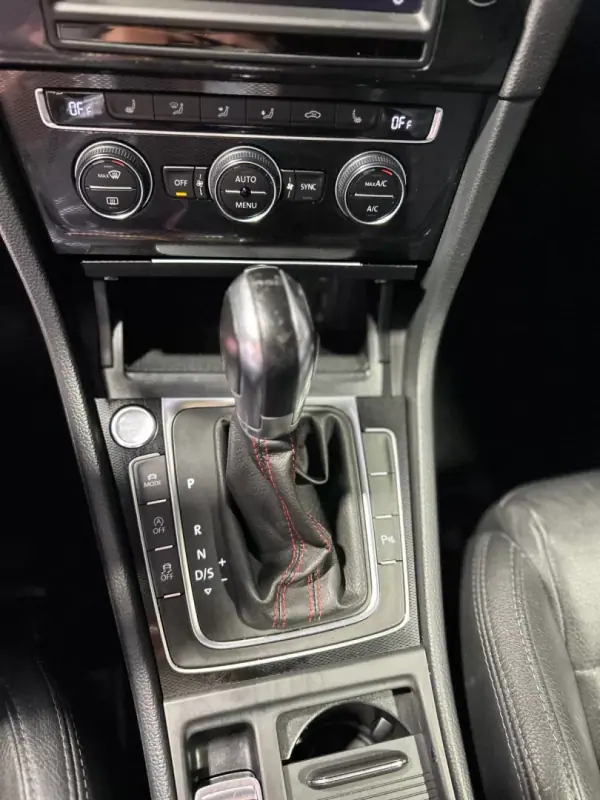 Volkswagen Golf 2014 - 20000 EUR, 187000 km - AUTO.MOTO.pt - 187000km - foto 28 de 33