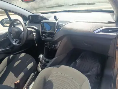 Peugeot 208 2019 - 11900 EUR, 104199 km - AUTO.MOTO.pt - 104199km - foto 20 de 26