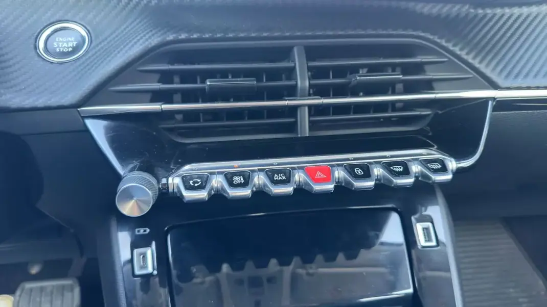 Peugeot e-208 2021 - 16900 EUR, 40000 km - AUTO.MOTO.pt - 40000km - foto 17 de 22