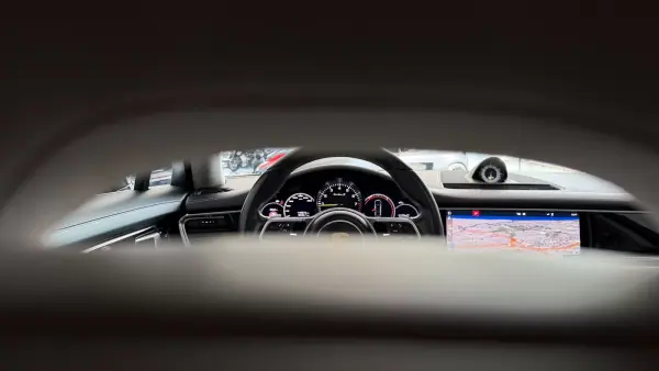 Porsche Panamera 2018 - 79990 EUR, 140973 km - AUTO.MOTO.pt - 140973km - foto 33 de 36
