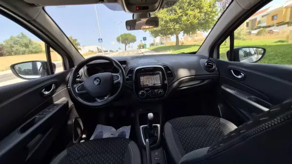 Renault Captur 2018 - 12890 EUR, 130000 km - AUTO.MOTO.pt - 130000km - foto 2 de 14