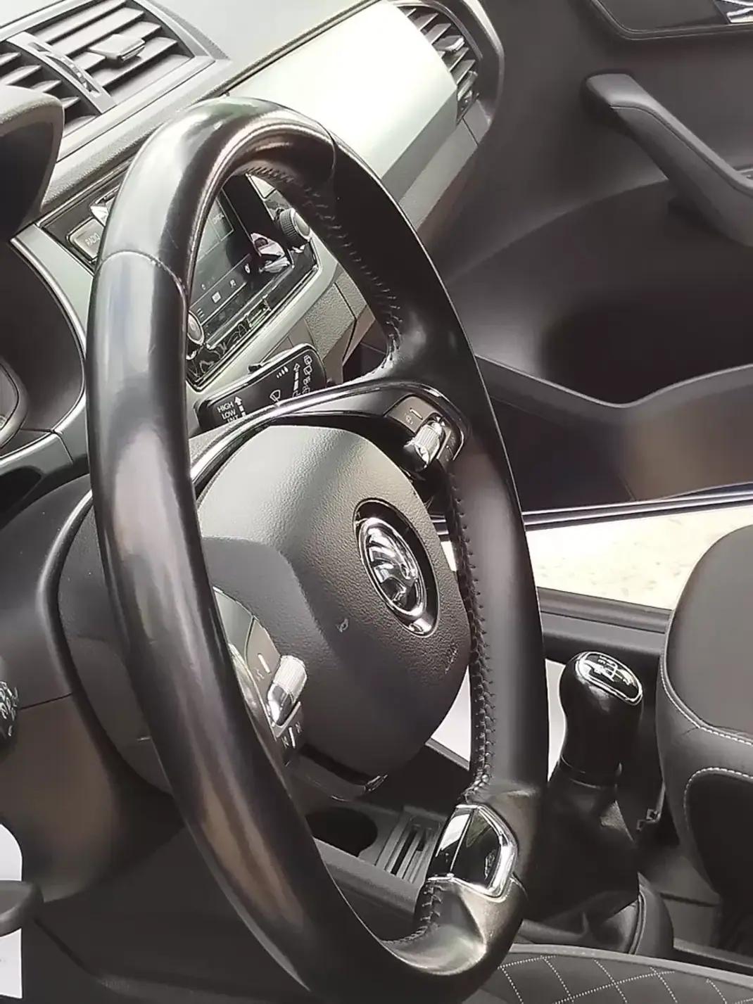 Skoda Fabia 2021 - 11800 EUR, 120100 km - AUTO.MOTO.pt - 120100km - foto 5 de 12