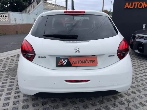 Peugeot 208 2015 - 8250 EUR, 123851 km - AUTO.MOTO.pt - 123851km - foto 6 de 12