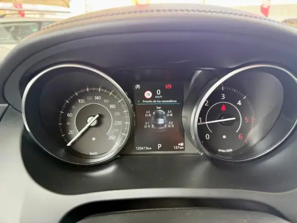 Jaguar E-Pace 2018 - 27990 EUR, 120110 km - AUTO.MOTO.pt - 120110km - foto 22 de 32