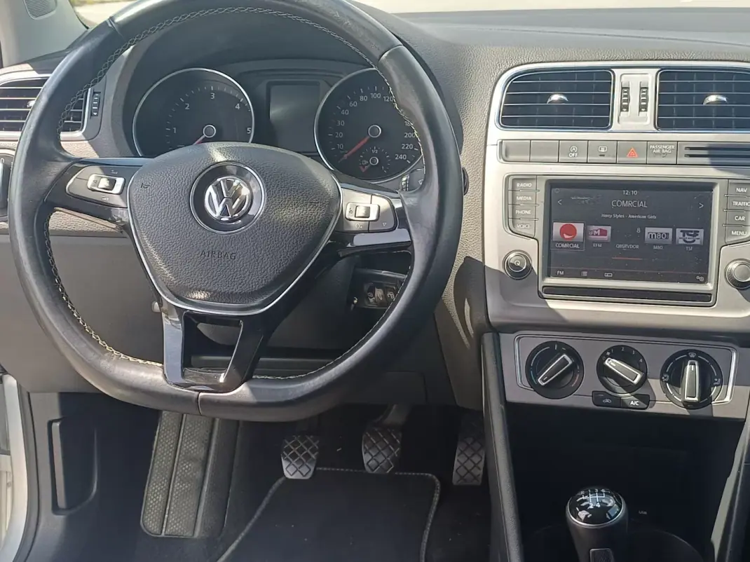 Volkswagen Polo 2015 - 12490 EUR, 135058 km - AUTO.MOTO.pt - 135058km - foto 10 de 14