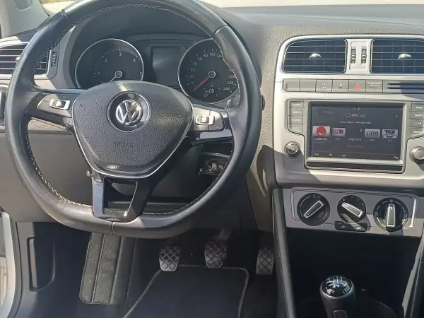 Volkswagen Polo 2015 - 12490 EUR, 135058 km - AUTO.MOTO.pt - 135058km - foto 10 de 14
