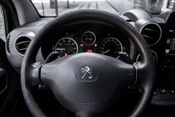Peugeot Partner 2018 - 9900 EUR, 192545 km - AUTO.MOTO.pt - 192545km - foto 6 de 24