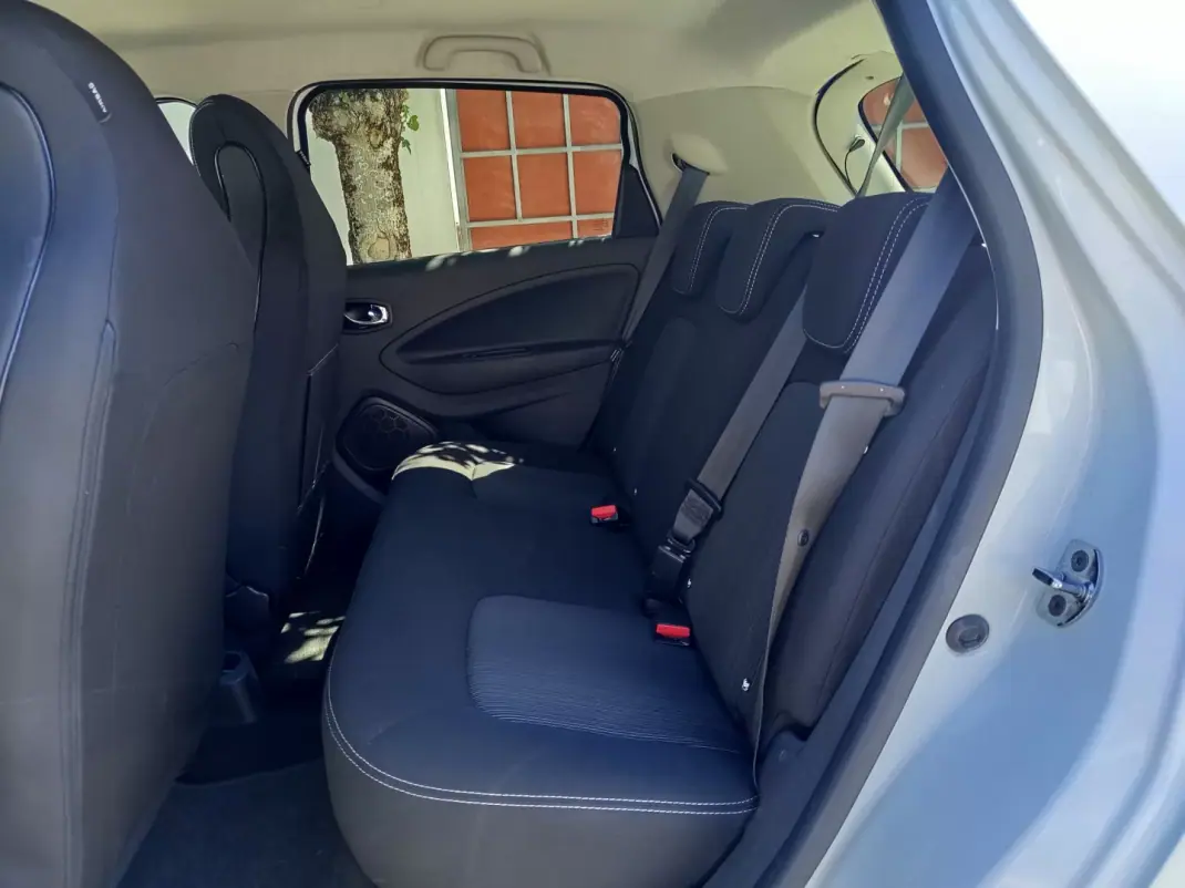 Renault Zoe 2019 - 12490 EUR, 52400 km - AUTO.MOTO.pt - 52400km - foto 10 de 17