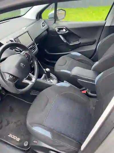 Peugeot 208 2014 — foto 6 de 8