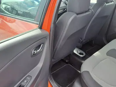 Renault Captur 2016 - 11450 EUR, 165268 km - AUTO.MOTO.pt - 165268km - foto 17 de 41