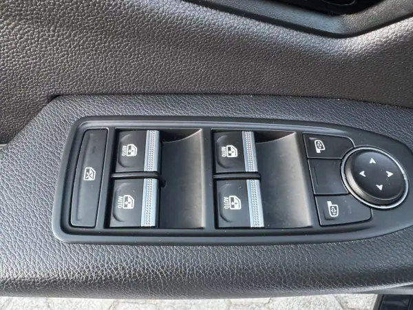 Renault Mégane E-Tech 2022 - 22500 EUR, 96000 km - AUTO.MOTO.pt - 96000km - foto 42 de 44