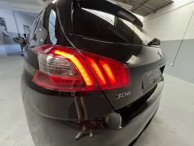 Peugeot 308 2018 - 12250 EUR, 218000 km - AUTO.MOTO.pt - 218000km - foto 9 de 10