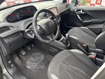 Peugeot 208 2012 - 4490 EUR, 425090 km - AUTO.MOTO.pt - 425090km - foto 8 de 15