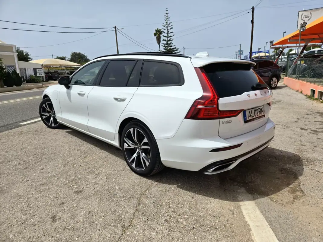 Volvo V60 2022 - 29950 EUR, 97538 km - AUTO.MOTO.pt - 97538km - foto 4 de 10