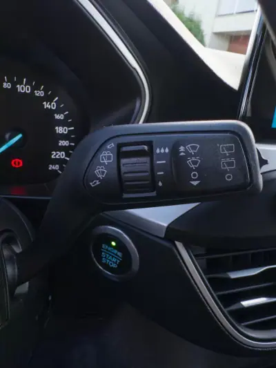 Ford Focus 2018 - 13990 EUR, 90000 km - AUTO.MOTO.pt - 90000km - foto 19 de 36