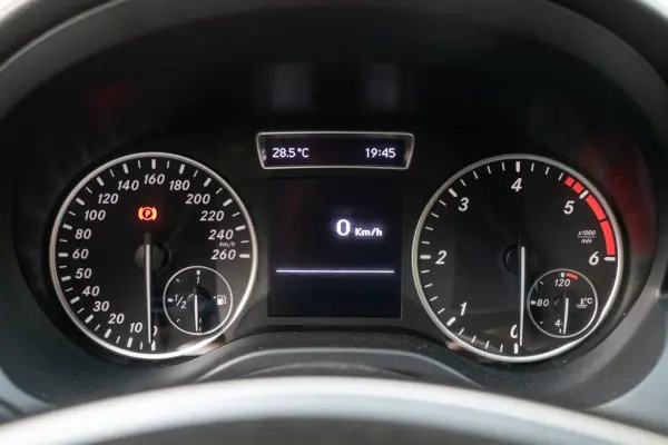 Mercedes-Benz A 180 2013 - 10990 EUR, 215000 km - AUTO.MOTO.pt - 215000km - foto 22 de 34