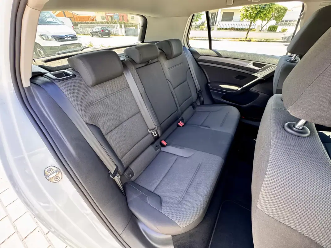 Volkswagen e-Golf 2019 - 16500 EUR, 70000 km - AUTO.MOTO.pt - 70000km - foto 16 de 18