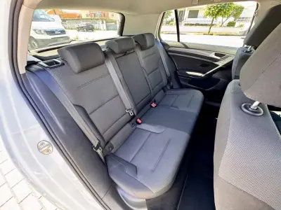Volkswagen e-Golf 2019 - 16500 EUR, 70000 km - AUTO.MOTO.pt - 70000km - foto 16 de 18