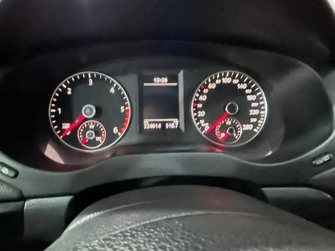 Volkswagen Jetta 2011 - 8500 EUR, 224614 km - AUTO.MOTO.pt - 224614km - foto 12 de 21