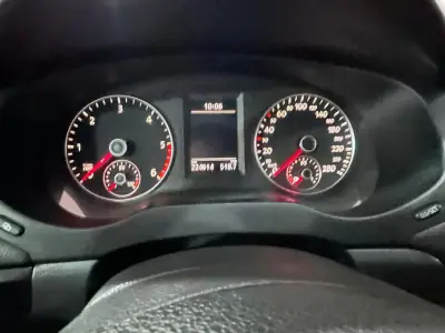 Volkswagen Jetta 2011 - 8500 EUR, 224614 km - AUTO.MOTO.pt - 224614km - foto 12 de 21
