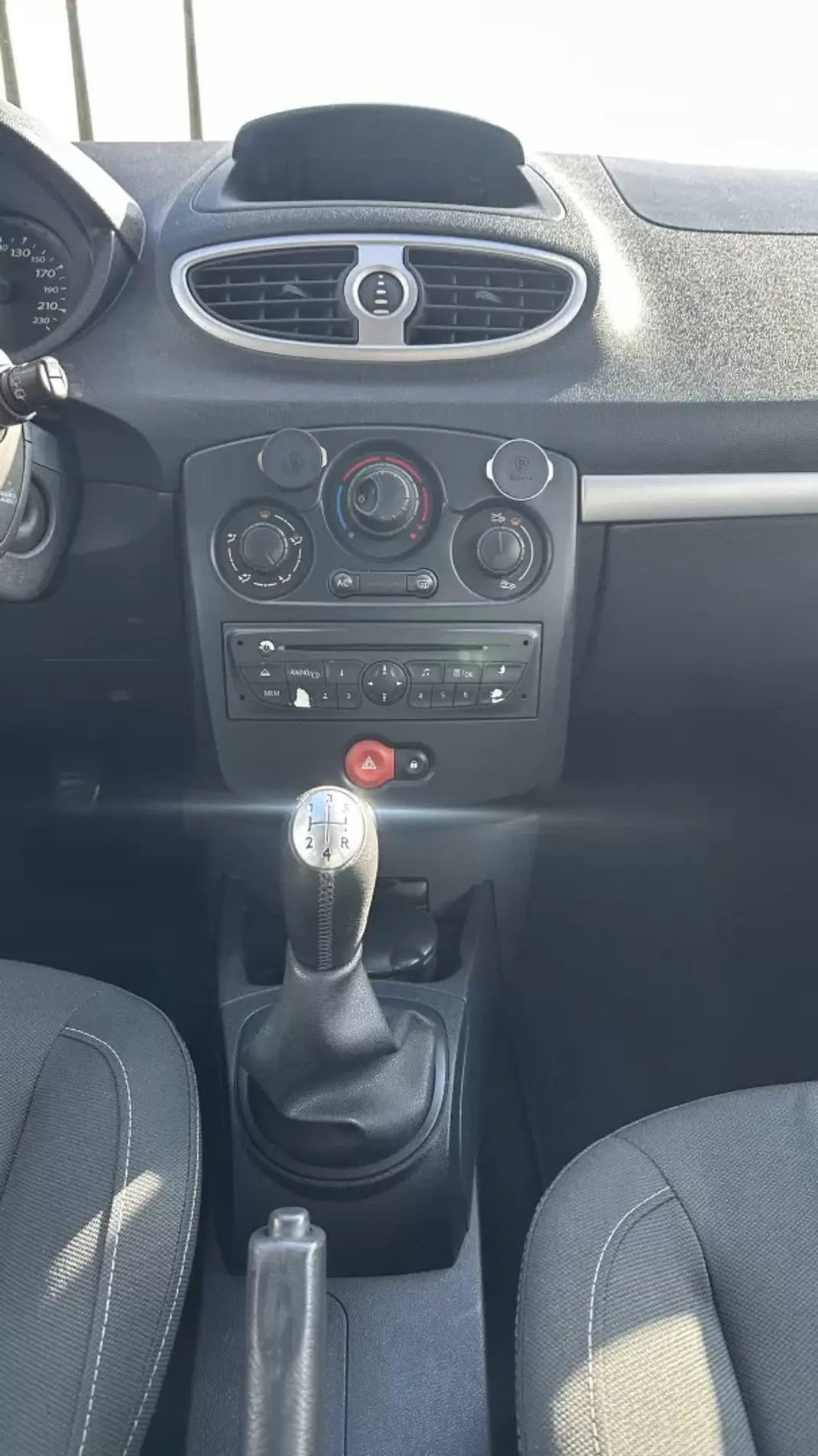 Renault Clio 2009 - 4500 EUR, 254000 km - AUTO.MOTO.pt - 254000km - foto 16 de 17