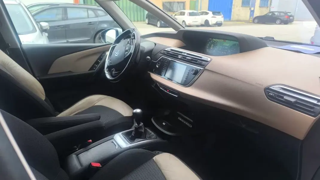 Citroën C4 Grand Picasso 2015 - 10900 EUR, 175000 km - AUTO.MOTO.pt - 175000km - foto 15 de 20